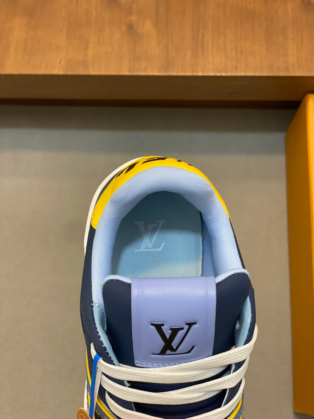 Men's men's shoes 💰820 Lujia New Color Men's 🧍‍♂️trainer sneakers, this LV Trainer sneaker is made of soft grained calfskin, showing pure tones, the #54 logo on the back traces the brand's birth in 1854, the designer's handwritten brand logo embellishes one side, designed by Virgil Abloh himself, a very commemorative sneaker, the new LV Louis Vuitton louis vuitton trainer sneaker low casual sports culture versatile basketball sneakers Size: 35-46 (customized for women 40, men 46)